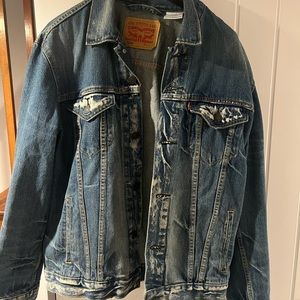 Levi’s men’s jean jacket . Mint condition.. size M.